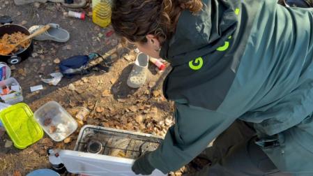 Restos de vida en el asentamiento junto a la plantación desmantelada en diciembre junto a Sangüesa