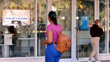 Personas caminan frente a las oficinas de las aerolíneas en La Habana