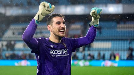 La alegría de Sergio Herrera en el césped de Balaídos tras ganar al Celta.