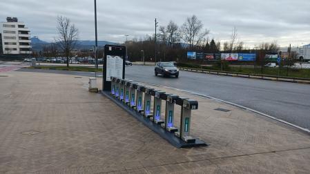 Base vacía en la calle Tajonar, este lunes a primera hora