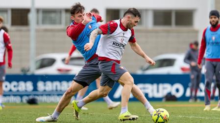 Javi Galán, en pugna con Ante Budimir ayer en el entrenamiento en Tajonar.