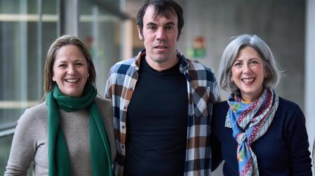 A:lcaldesa de San Adrián, Marta Ezquerra, el de Los Arcos, Eduardo García de Galdiano, y la de Lodosa, Laura Remírez, en el Parlamento para intervenir en la ponencia sobre Tierra Estella.