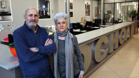José Ignacio y Maite Ochoa, junto al mostrador de Cerámicas Ochoa, en el polígono de Mutilva