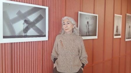 La fotógrafa Lucía Lapoza, junta a algunas de las fotografías que forman parte de la exposición en Civican