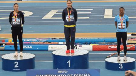 Andrea Arilla, a la izquierda con la medalla de plata, junto a Laura Martínez (centro) y Jennifer Yankey