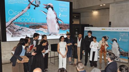 TEATRO Y CIENCIA EN LA INAUGURACIÓN Arquímedes, Isaac Newton, Erwin Schrödinger, Georges Lemaître, Isabel Zendal, Marie Curie, Rosalind Franklin, Nikola Tesla, Jane Goodall o Lynn Margulis, además de laInteligencia Artificial, fueron los científicos protagonistas de una breve pieza de teatro con la que se inauguró ayer por la mañana el festival #LabMeCrazy!