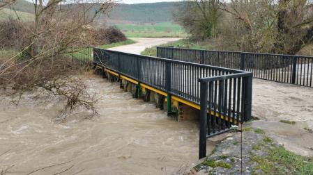 El río Elorz, a punto de superar los ojos del puente de Imárcoain