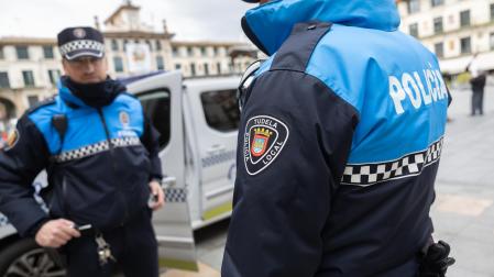 Dos agentes de Policía Municipal de Tudela en la plaza de los Fueros de la ciudad.