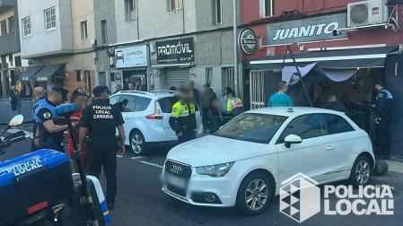 Lugar del suceso, donde un vehículo ha embestido la terraza de un bar