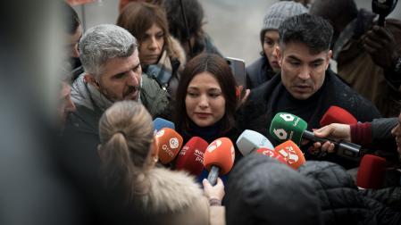 La actriz Elisa Mouliaá atiende a los medios de comunicación frente a los Juzgados de Plaza de Castilla