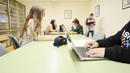 Varias residentes en la biblioteca de la residencia