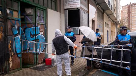 Operarios introducen esta mañana de martes una escalera con la intervención de la Policía Municipal para poder reparar la toma ilegal de electricidad.