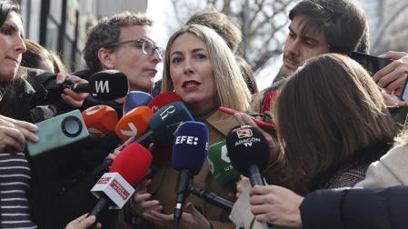 María Guardiola atiende a los medios de comunicación