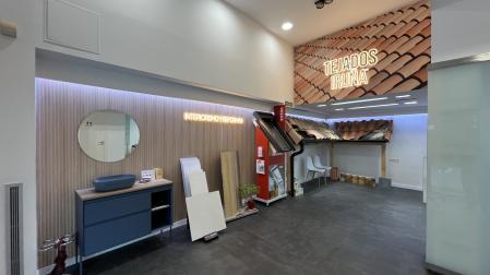 Interior de la nueva tienda de Tejados y Reformas Iruña en la calle García Ximenez