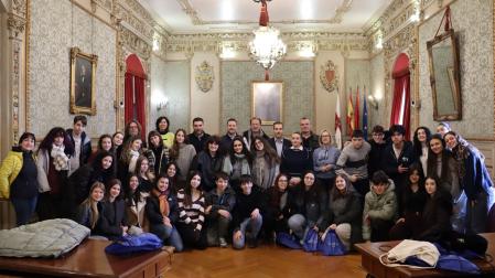 Imagen de la recepción tributada en el salón de plenos del Ayuntamiento de Tudela a los alumnos de la Escuela de Música Nou Barris de Barcelona