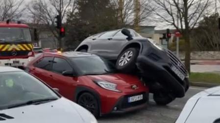 Vídeo de un coche encima de otro frente a la UPNA