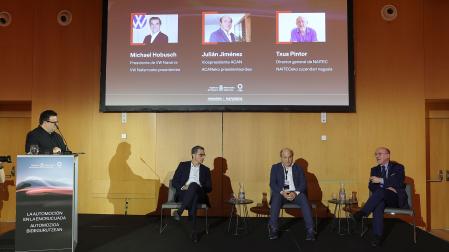 Mesa redonda en la que han intervenido Michael Hobusch, presidente de Volkswagen Navarra; Julián Jiménez, vicepresidente del Clúster de Automoción de Navarra (ACAN); y Txus Pintor, director general del centro de Movilidad y Mecatrónica NAITEC