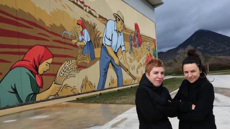 Las hermanas Idoia (izda.) y Nuria Santamaría García, ante su gran obra en Salinas de Ibargoiti