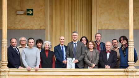 El coordinador, Javier Azanza, y el director de Cultura, Ignacio Apezteguía, sostienen en el libro en presencia de algunos de los colaboradores que han participado.