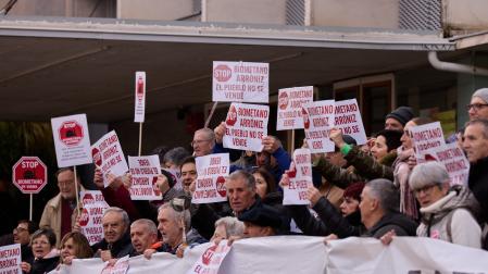 Concentración contra las plantas de Biogás y biometano en Arróniz y Rada frente al departamento de Medio Ambiente.