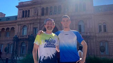Jorge Urquizu Barasoain y Aimar Urquizu Diego, padre e hijo,, este miércoles 10 frente a la Casa Rosada en Buenos Aires