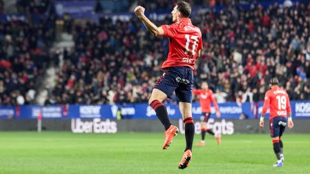 Ante Budimir celebra uno de los goles que marcó al Oviedo en El Sadar recientemente