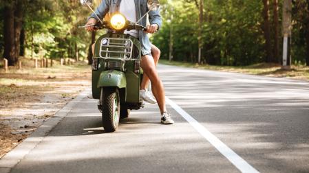Imagen de archivo de una pareja en una moto