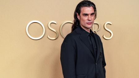 El director Oliver Laxe posa durante la alfombra roja del tradicional almuerzo de los nominados a los Óscar