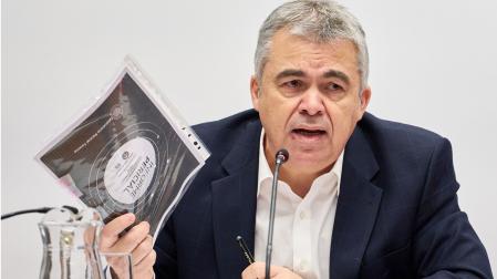 Santos Cerdán, en un momento de la comparecencia en la comisión del investigación del Parlamento de Navarra