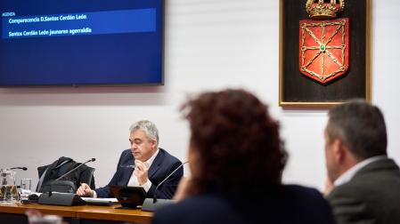 Santos Cerdán, en un momento de la comparecencia en la comisión del investigación del Parlamento de Navarra