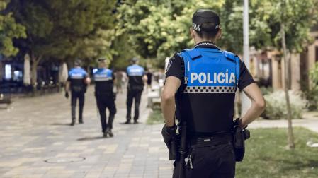 Varios agentes de la Policía Municipal de Tudela, en la calle Herrerías de la parte vieja de la ciudad