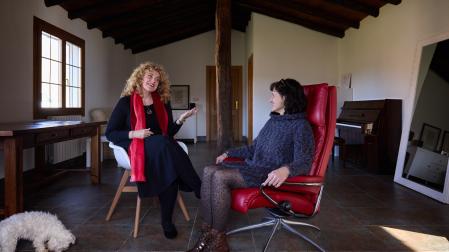 La soprano Raquel Andueza y su alumna Idoia Apezetxea, en el Centro Integral de la Voz y Respiración en Baztan.