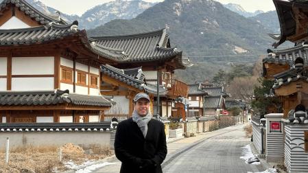 El matemático David Lecumberri Irisarri, junto a un grupo de casas tradicionales coreanas en Eunpyeong, cerca de Seúl