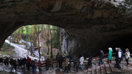 Guiado por la técnico Isabel Marrón Jiménez, un grupo de visitantes de la localidad oscense de Alquézar se adentra en la cueva.