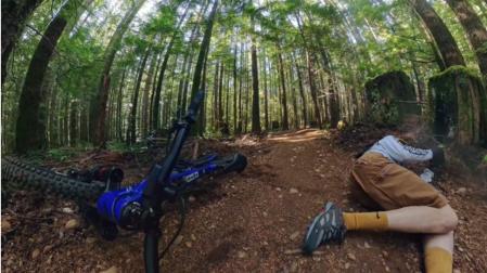 Jesús Calleja, en el suelo tras su caída con la bicicleta durante la grabación de su programa 'Univero Calleja'