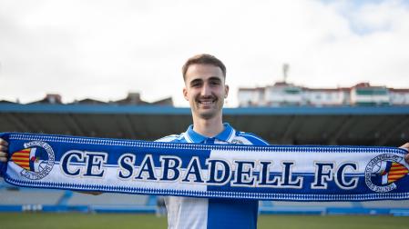 El centrocampista navarro EnekoAguilar ha llegado en el mercado invernal al Sabadell, líder del Grupo II de la Primera RFEF