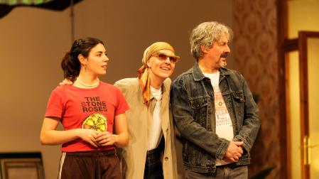 Los actores (desde la izquierda) Ariadna Llobet, Nuria Mencía y Jesús Noguero, en una escena de 'La última noche con mi hermano', última obra del dramaturgo pamplonés Alfredo Sanzol