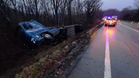 Camión que se ha salido de la vía y volcado tras caer por un terraplén de cinco metros en la carretera N-121-A, en Lantz