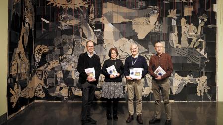 De izda a dcha: Gabriel Pérez-Barreiro, Teresa Barrio,  Fernando Echarri e Ignacio Miquéleiz. Detrás, el mural sobre el Guernica, con hilos rojos  para colocar mensajes de paz