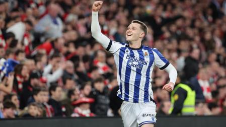 El centrocampista de la Real Sociedad, Beñat Turrientes, celebra el primer gol del equipo donostiarra durante el partido de ida de la semifinales de la Copa del Rey frente al Athletic Club