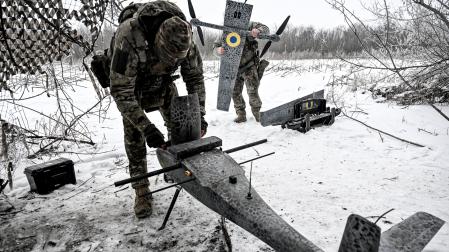 Soldados ensamblan un dron ucraniano GARA antes de una misión de combate en la región de Donetsk