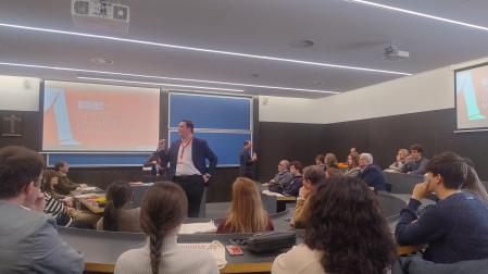 Alumnos y familiares siguen una de las sesiones en la jornada de puertas abiertas de la UNAV.