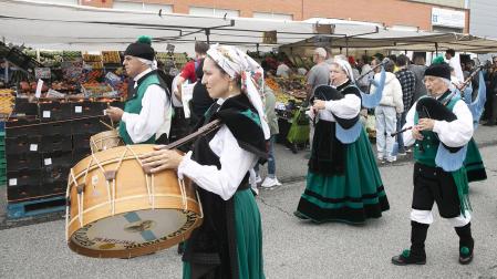 Actuación musical en el mercadillo de Landaben