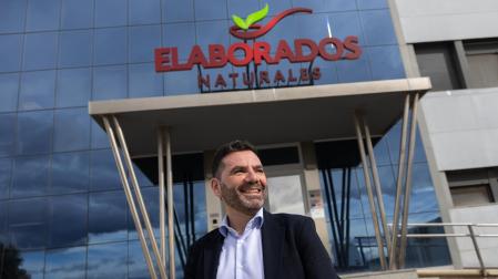 Sergio Beni Solans, director gerente de Elaborados Naturales, delante de la fachada de su empresa en Funes