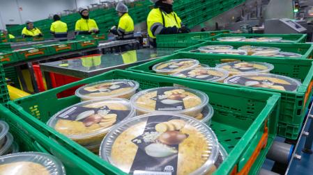 Imagen de tortillas de patata para Mercadona, con la marca Hacendado, recién hechas en la fábrica de Elaborados Naturales