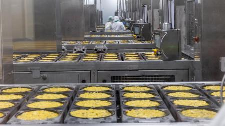 Momento de la elaboración de las tortillas, en las sartenes