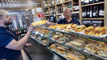 Imagen de la barra de pinchos del bar Ritual de Tudela, ubicado en la calle Gaztambide-Carrera