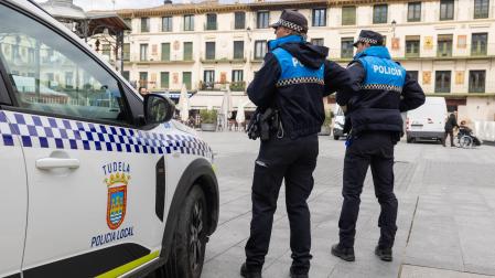 Dos agentes de la Policía Local de Tudela, en la plaza de los Fueros