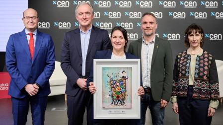 Verónica Madrid, CEO de Geiser Pharma, recogió el Premio Azul entregado por Mutua Navarra