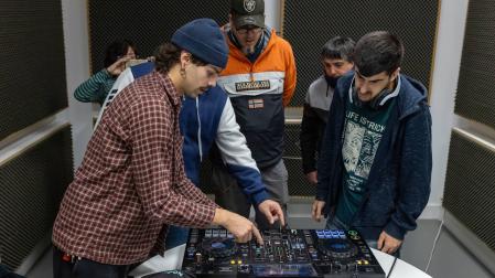 El artista Alessandro Martins maneja la mesa de mezclas ante usuarios del centro de rehabilitación psicosocial Félix Garrido